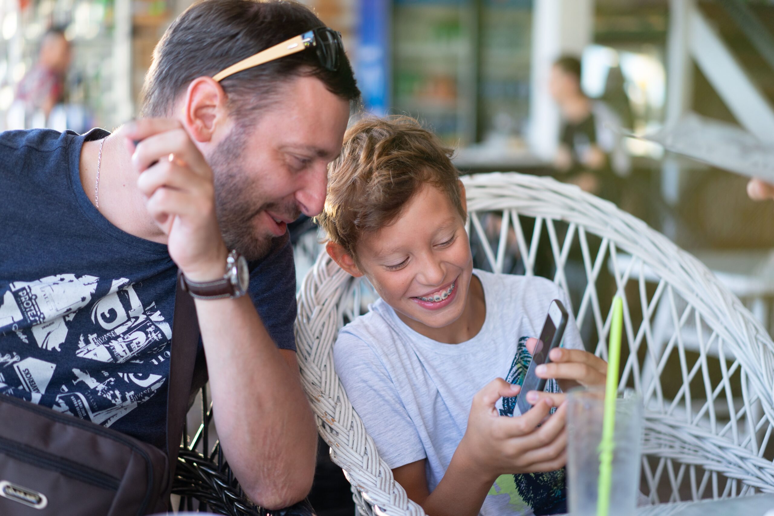 familienmosaik digitale medien vater sohn scaled
