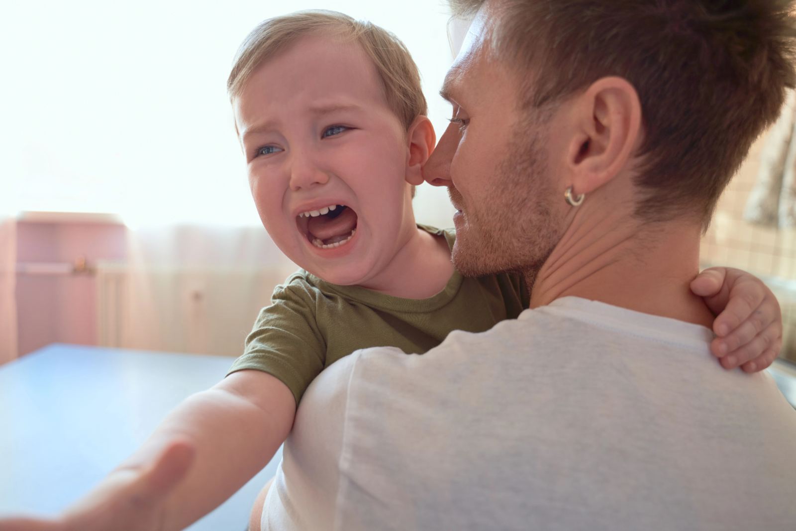 Kind hat einen Wutausbruch und wird liebevoll gehalten